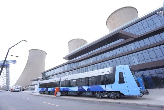 氢能源铰接轻轨车亮相北京首钢园区！(图1)