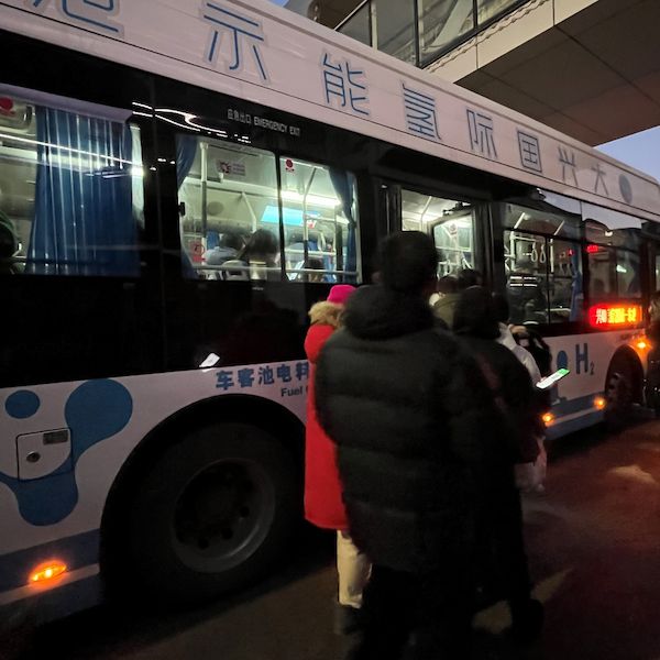 记者实探北京氢能公交：“油箱”装在车顶，排出来的全是水，比电车噪音还小(图1)